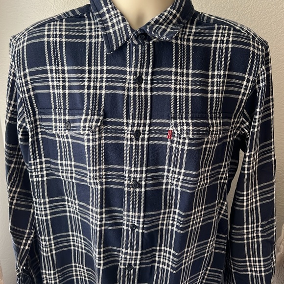 Men’s Levi’s button up - Picture 2 of 2